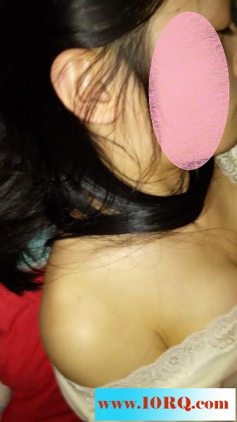 骚货女友看着清纯内心却想着暴露主动要求给大