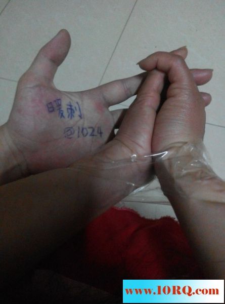 骚货炮友约我去她家里，怒插，蒙眼口爆，胶带