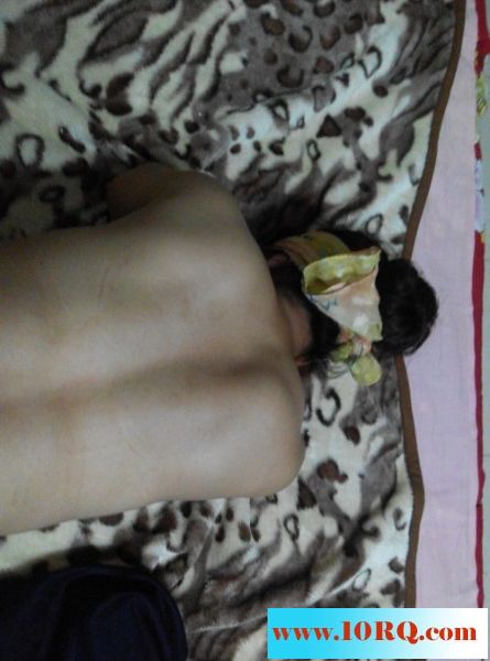 骚货炮友约我去她家里，怒插，蒙眼口爆，胶带