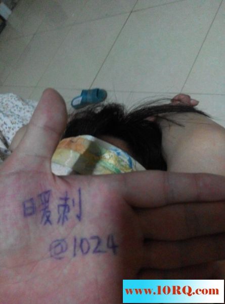 骚货炮友约我去她家里，怒插，蒙眼口爆，胶带