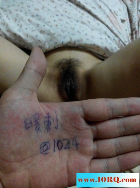 骚货炮友约我去她家里，怒插，蒙眼口爆，胶带