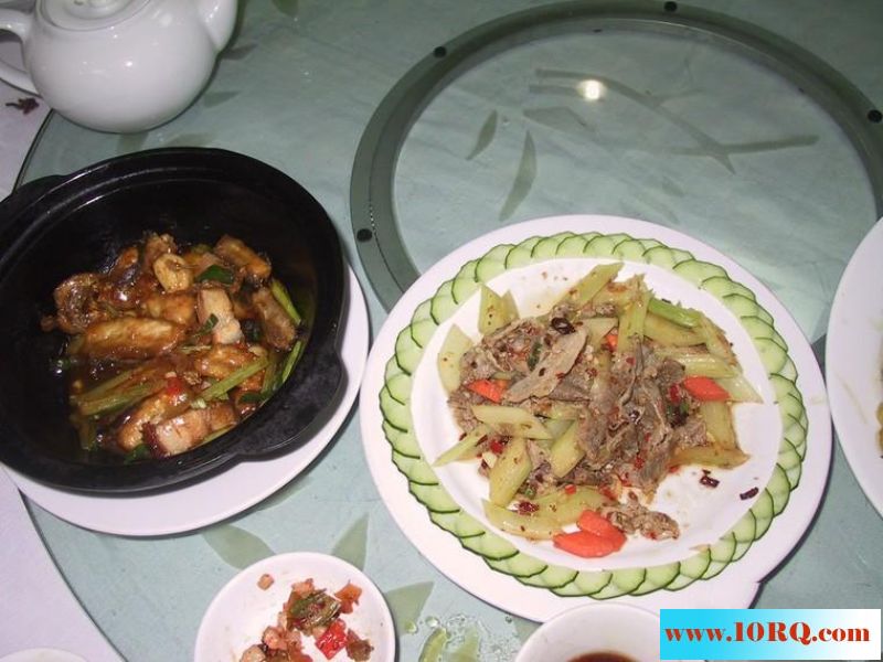 骚女在餐厅的挑逗自拍20P