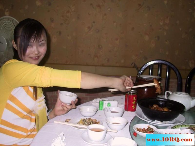 骚女在餐厅的挑逗自拍20P