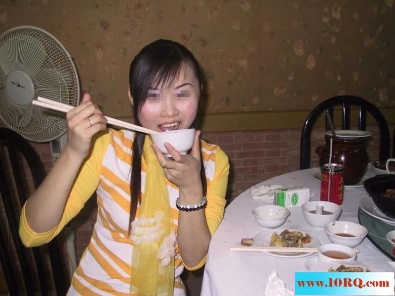 骚女在餐厅的挑逗自拍20P