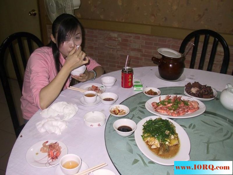 骚女在餐厅的挑逗自拍20P