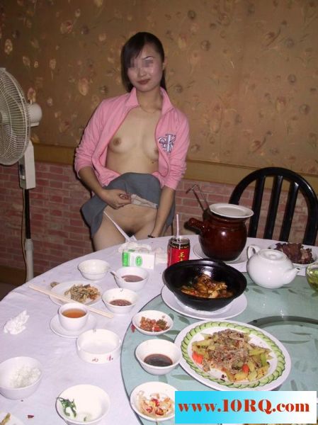 骚女在餐厅的挑逗自拍20P
