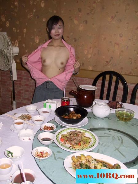 骚女在餐厅的挑逗自拍20P