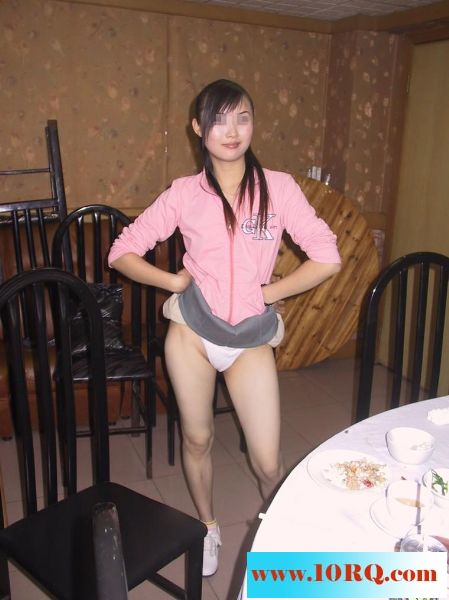骚女在餐厅的挑逗自拍20P
