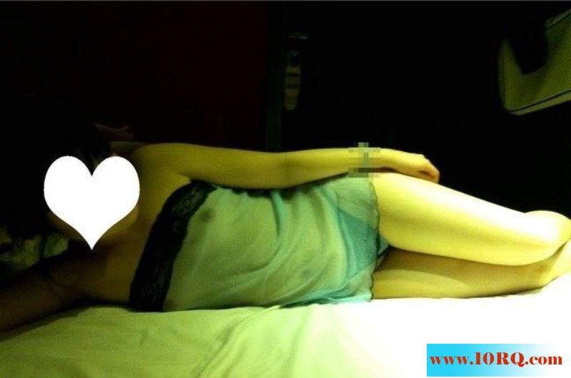 躺在床上享受大奶女友的服务最后再玩个颜射1