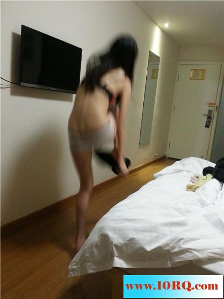 与青梅竹马的炮友相约快捷酒店28P