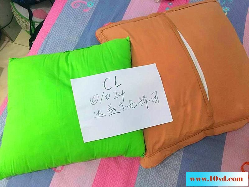 与小胸骚娇妻大战前的自拍21P