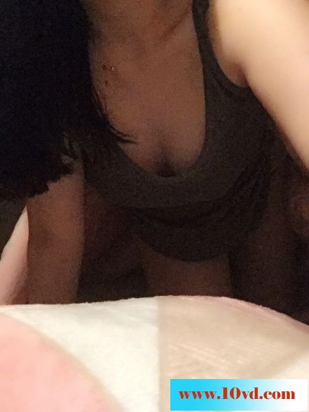 在被窝下面，突然想给自己的美胸美逼拍个照1