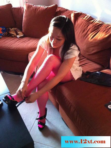 这个少妇性欲肯定很强，穿情趣制服让我拍18P