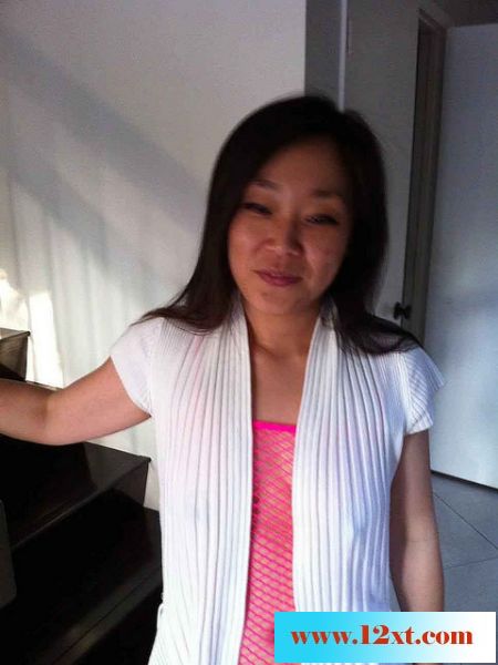 这个少妇性欲肯定很强，穿情趣制服让我拍18P
