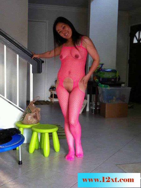 这个少妇性欲肯定很强，穿情趣制服让我拍18P
