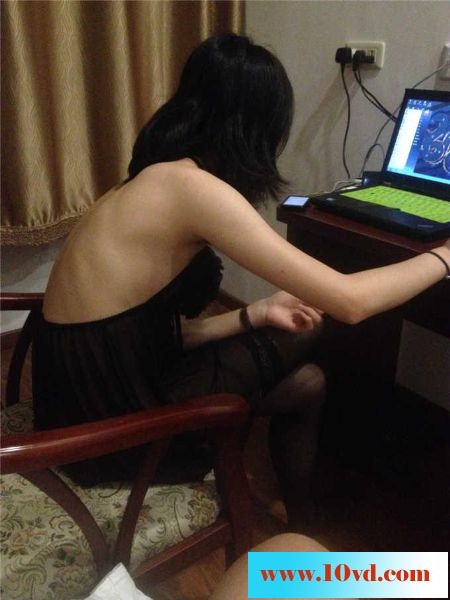 自家小妞生活性感美图，她爱玩游戏我爱玩她2