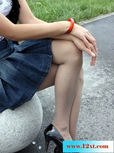 自拍娇妻的黑丝，美腿短裙和若隐若现露底的诱