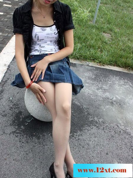 自拍娇妻的黑丝，美腿短裙和若隐若现露底的诱