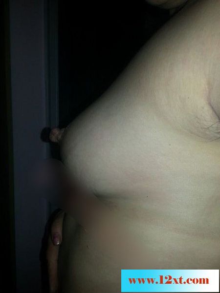 我丰满诱人的熟女老婆，你喜欢她的双乳吗18P