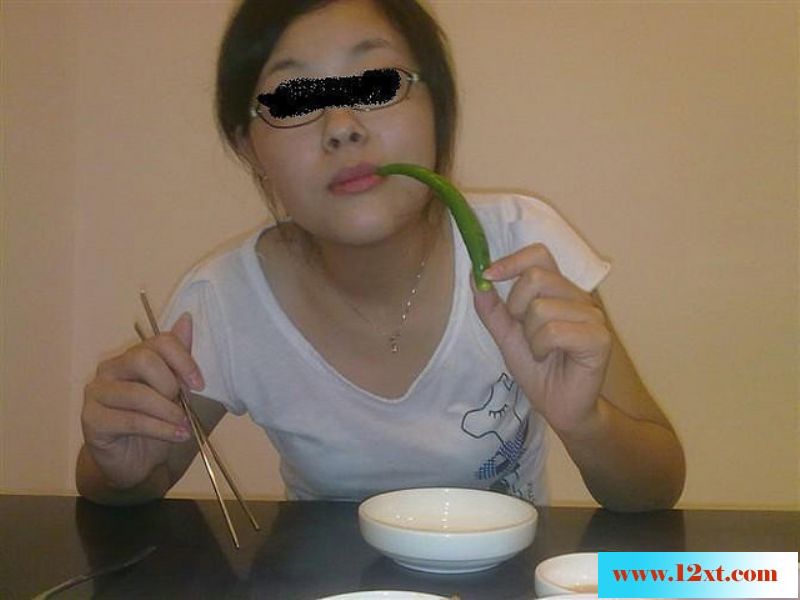 喜欢生吃辣椒的骚货，估计吃起鸡吧来会更骚1
