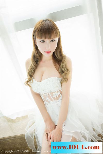 名媛Amy脱下小礼服秀出迷人娇躯13P