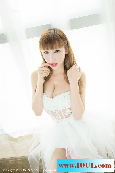名媛Amy脱下小礼服秀出迷人娇躯13P