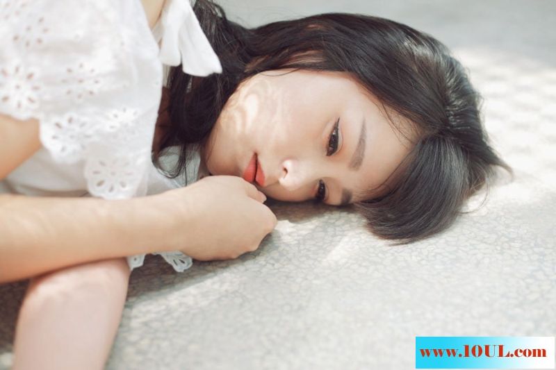 乳间花团锦簇白嫩美女10P