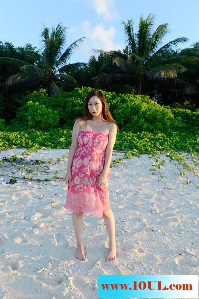 夏天的海滩上美女就是多【11P】