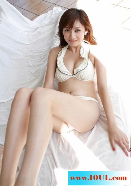 优丽美感女人比基尼展身材10P