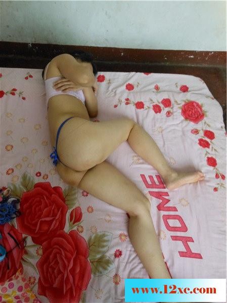 把躺在床上发骚的女人给操了13P