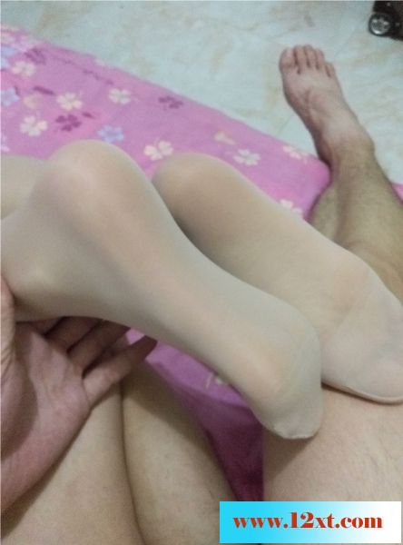 爆操丝袜高跟骚红包臀娇妻，骚妻求3P32P