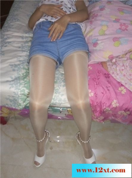 爆操丝袜高跟骚红包臀娇妻，骚妻求3P32P