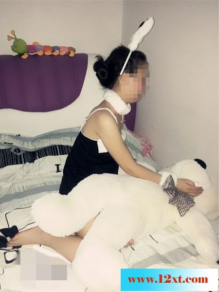 穿黑丝薄纱和兔女郎装扮，最后射到屁股上29P