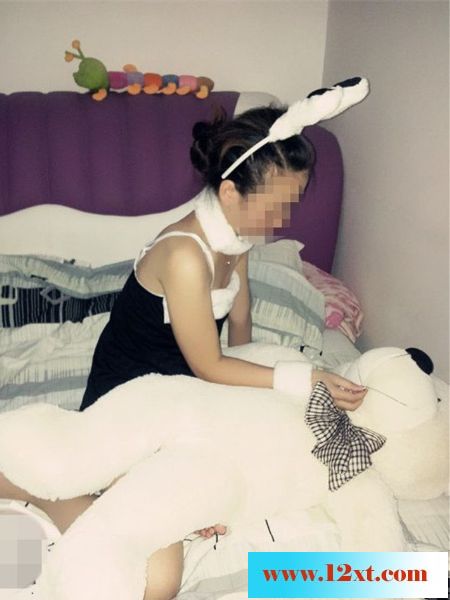 穿黑丝薄纱和兔女郎装扮，最后射到屁股上29P