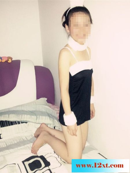 穿黑丝薄纱和兔女郎装扮，最后射到屁股上29P