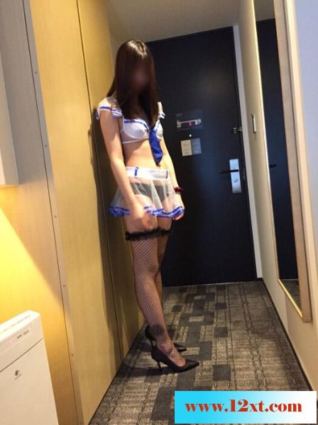 穿着高跟渔网袜的大学生也很风骚12P