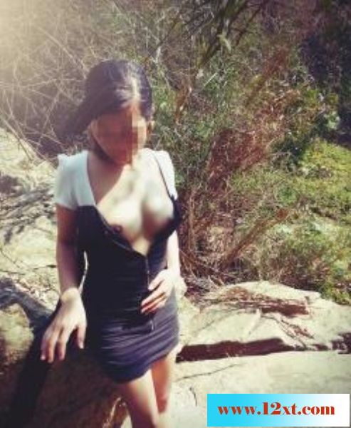 老婆爬上山说太热了，所以脱掉内衣内裤，凉快