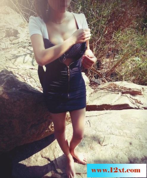 老婆爬上山说太热了，所以脱掉内衣内裤，凉快