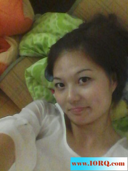 美少妇背着老公自拍露逼21P