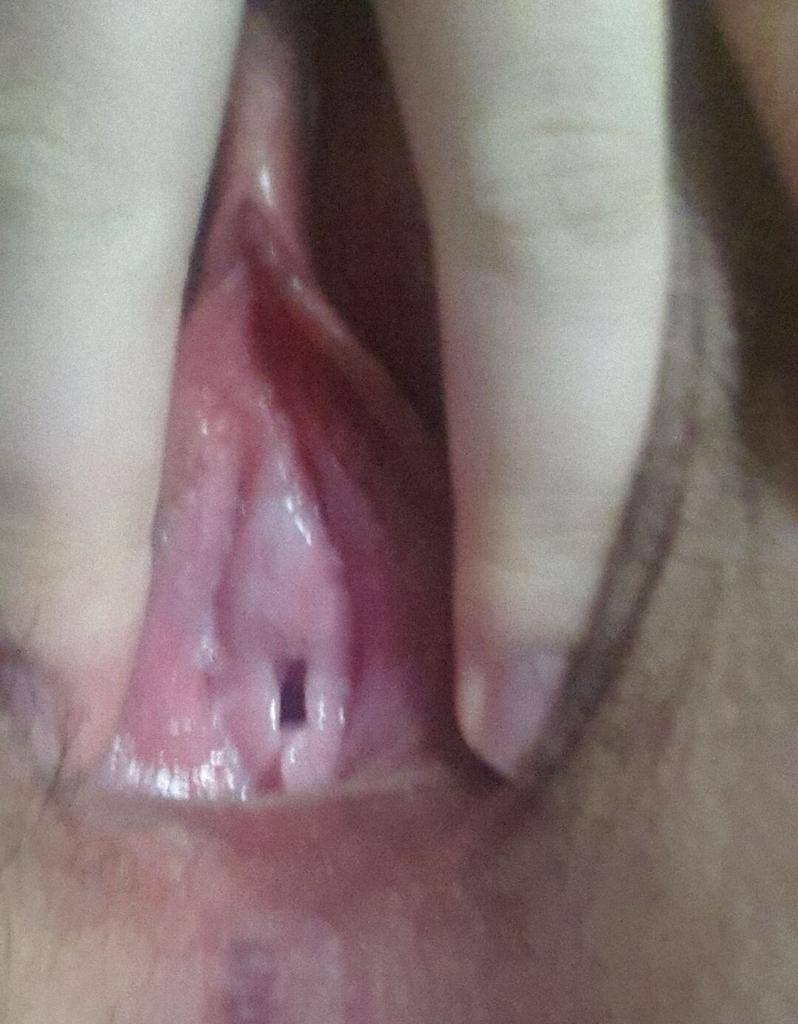 掰开小穴让你看，处女膜的痕迹清晰6P