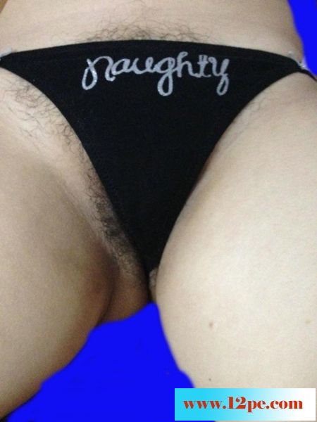 趁老婆熟睡的時候，掰開她的內褲拍攝小穴[10P