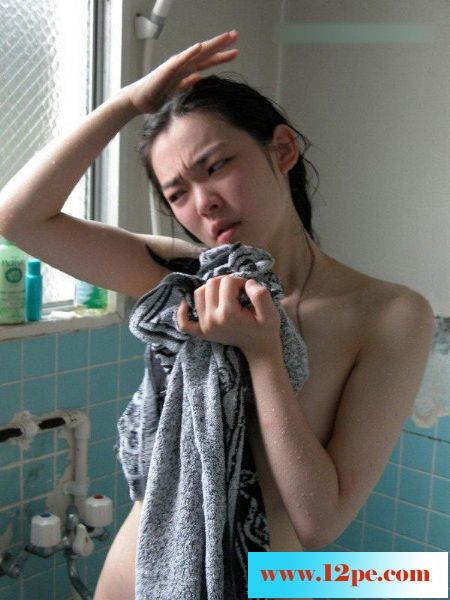 趁著她洗澡的時候拍的，別樣的誘惑[18P]&nbsp;&n