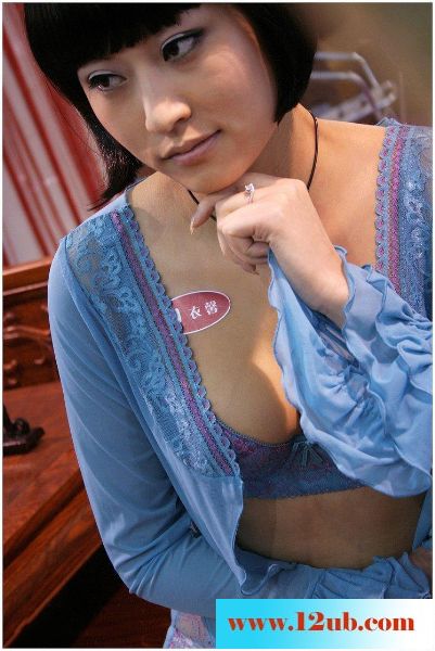 逛商场时拍到了内衣模特的丰胸[10P]&nbsp;&nbsp;