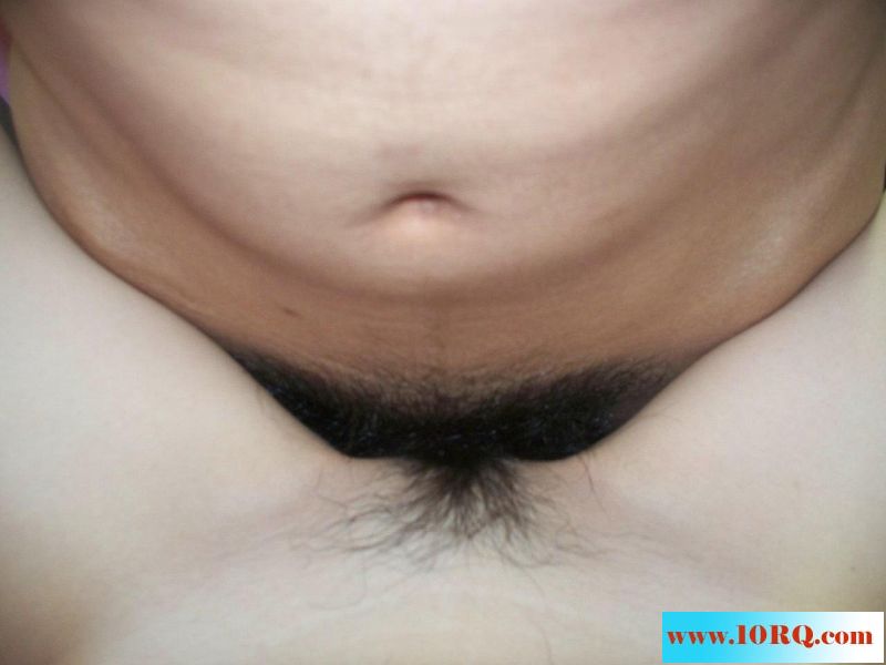 豐滿挺拔的雙乳配上黑絲，你能抵得住誘惑嗎[