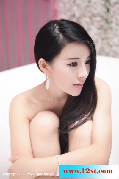 浴缸里半敞开露嫩胸的性感美女【11P】