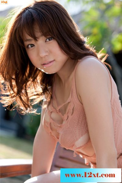 圆脸小妹穿着漏空显丰乳【10P】