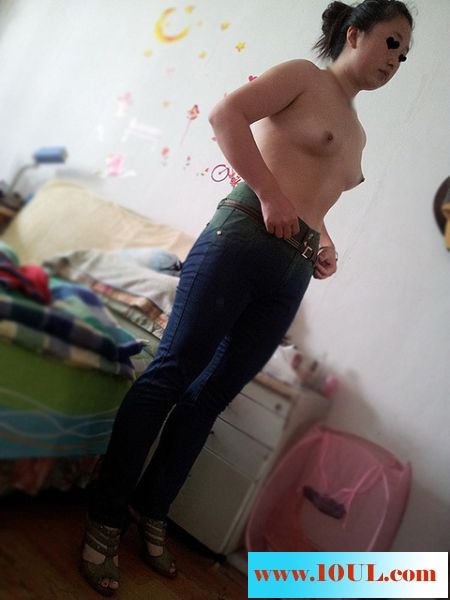 新婚丰腴娇妻，认真给我口交最后射到屁股上-