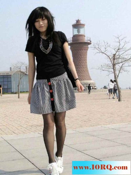 音乐系90后才艺俱佳学生妹自拍套图,翘起屁股真