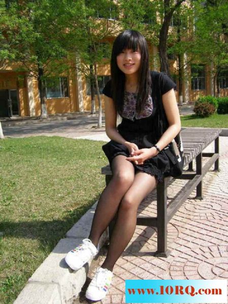 音乐系90后才艺俱佳学生妹自拍套图,翘起屁股真