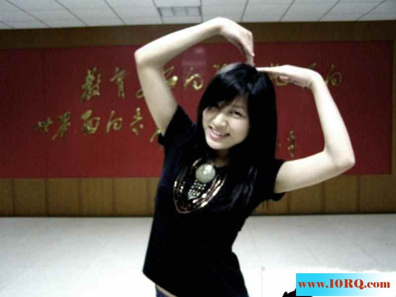 音乐系90后才艺俱佳学生妹自拍套图,翘起屁股真